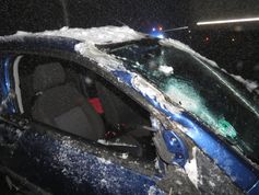 Dieser Wagen kollidierte gegen 4.15 Uhr auf der Eisenstraße in Meinerzhagen mit einem Räumfahrzeug. Bild: Polizei MK