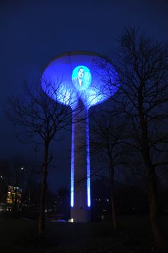 Der beleuchtete Wasserturm Lichtscheid zeigt Engels-Porträts.