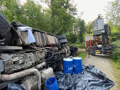 Ein Holztransportfahrzeug unterstützte die Bergung Bild: Feuerwehr