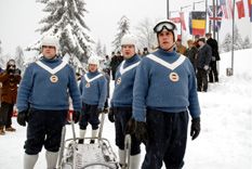 Gamser und sein Team bei den Olympischen Winterspielen 1952 in Oslo, v.l.n.r.: Gustl (Antoine Monot jr.), Leusl Peter (Simon Schwarz), Franzl (Michael A. Grimm), Gamser (Sebastian Bezzel) © 2006 Constantin Film, München