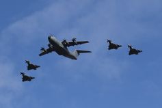 Ein Transportflugzeug Airbus A400M des Lufttransportgeschwaders 62 und vier Eurofighter fliegen in Formation Bild: Bundeswehr / Ulrich Metternich Fotograf: Tanja Wendt