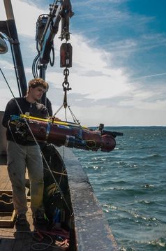 Test in der Ostsee: Projektleiter Marc Hildebrandt sorgt für den sicheren Start ins Meer.
Quelle: Foto: DFKI GmbH (idw)