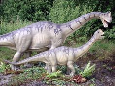 Der Dinopark Münchehagen hat angesichts der aktuellen Erkenntnisse neue Modelle einer Europasaurus-Gruppe angefertigt. Zu sehen sind Tiere verschiedener Altersstufen. Modell und Foto: Dinopark Münchehagen 