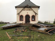 Beschädigtes Dach der Kapelle Bild: Polizei