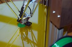 Bei der Fachausstellung gezeigter 3D-Drucker der PICCO´s 3D World GmbH (Deggendorf) bei der Arbeit.
Quelle: Hochschule Landshut (idw)