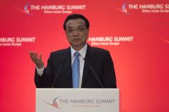 Chinas Ministerpräsident Li Keqiang hält Abschlussrede beim sechsten "Hamburg Summit: China meets Europe" in der Handelskammer Hamburg am 11. Oktober 2014. Bild: "obs/Handelskammer Hamburg/Krafft Angerer"