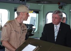 Der Kommandant der Fregatte "Hessen", Fregattenkapitän Muschalik, im Gespräch mit dem hessischen Ministerpräsidenten, Volker Bouffier.