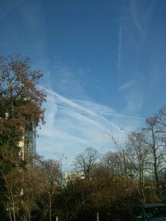 Persistente Kondensstreifen, sogenannte Chemtrails über Darmstadt in Hessen am 16.12.2013 etwa 30 Minuten nach dem obigen Foto