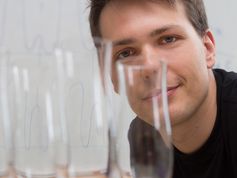 Georg Wachter (Bild) berechnet die Materialeigenschaften von Glas, beim Auftreffen von Laserpulsen.