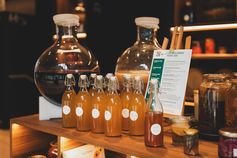 Fermentierte Produkte auf der Fermentationsstation Fort Kniepass Bild: Lens Collective Stefanie Oberhauser Fotograf: Lens Collective Stefanie Oberhauser