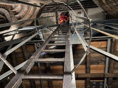 Über eine senkrechte Steigleiter erreichten die Höhenretter schlussendlich den oberen Turmumgang Bild: Feuerwehr