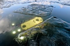 Fahrt unter der Eisdecke: AUV Dagon bei einer Testfahrt im zugefrorenen Bremer Uni-See. Sein Nachfolger soll zeigen, dass es möglich ist, den Eismond „Europa“ zu erkunden.
Quelle: Foto: DFKI GmbH (idw)