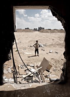 Gazastreifen, Rafah, Khan Younis, ein Junge steht vor einer Ruine. Bild: "obs/SOS-Kinderdörfer weltweit/Hermann-Gmeiner-Fonds/Bjorn-Owe Holmberg"