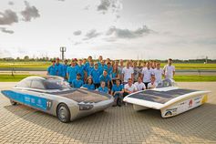 Die deutschen Solarcar-Teams beim gemeinsamen Gruppenbild.
Quelle: Matthias König, SolarCar-Projekt Hochschule Bochum - Medien Team (idw)