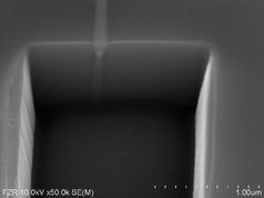 Ein mit dem FIB "durchgeschnittener" Nanodraht mit einem Durchmesser <100 Nanometer. Die Querschnittsstruktur des Drahtes im Siliziumkristall ist gut erkennbar. Foto: FZD