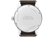 Die individuelle Gravur auf dem Gehäuseboden gibt es ab Werk als Geschenk dazu  Bild: NOMOS Glashütte/SA Roland Schwertner KG Fotograf: NOMOS Glashütte