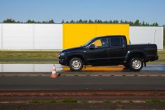 ADAC Test All Terrain Reifen: Größtes Manko der Modelle im Test ist das Bremsverhalten auf nasser Fahrbahn. / Weiterer Text über ots und www.presseportal.de/nr/7849 / Die Verwendung dieses Bildes für redaktionelle Zwecke ist unter Beachtung aller mitgeteilten Nutzungsbedingungen zulässig und dann auch honorarfrei. Veröffentlichung ausschließlich mit Bildrechte-Hinweis. Bildrechte: ADAC/Marc Wittkowski Fotograf: ADAC/Marc Wittkowski