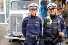 Langenfelder Polizeibeamtinnen bei "Coffee with a cop". Bild: Jochen Tack / Polizei NRW