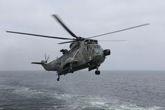 Ein Bordhubschrauber Sea King beim Anflug zur Deckslandung während des Antrittsbesuchs der Ministerin bei der Marine in der Ostsee, am 26.09.2019. Bild:     Bundeswehr / Jane Schmidt