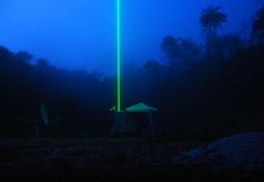 LIDAR-Messung in brasilianischen Regenwald bei Nacht. Zu sehen sind die in die Atmosphäre ausgesendeten grünen Laserpulse mit einer Wellenlänge von 532 Nanometern.
Quelle: Foto: Holger Baars/IfT (idw)