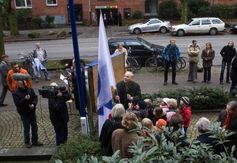 Vor dem HAUS DER ZUKUNFT Hamburg hisst Dr. Georg Winter am 10.12. Um fünf vor zwölf gemeimsam mit Kindern und Umweltexperten die "Flag of United Nature" - verbunden mit der Forderung die Menschenrechte um die Rechte der Natur zu ergänzen. Bild:  obs/Haus der Zukunft