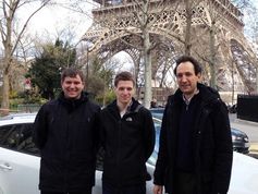 Das deutsch-französische Projektteam bestehend aus Daniel Rother, Stefan Ilsen (beide TU Braunschweig) und Pierre Bretillon(TDF) vor dem Eiffelturm Quelle: IfN/TU Braunschweig (idw)