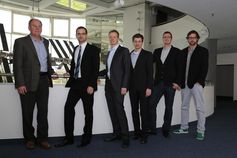 Die Projektbeteiligten vor einem Modell der ISS: Prof. Dr. Gunter Menz, Johannes Weppler, Henryk Hod
Quelle: Foto: Martin Fleischmann/DLR (idw)