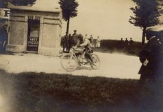 Im Vorjahr stoppten ihn Nägel auf der Strecke, am 25. Juni 1905 kehrt Vondrich zurück zum inoffiziellen Motorrad-Weltmeisterschaft in Dourdan (Frankreich) zurück. Bild: Skoda Auto Deutschland GmbH Fotograf: Skoda Auto Deutschland GmbH