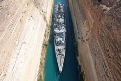 Die Fregatte NIEDERSACHSEN durchquert den Kanal von Korinth. Bild: Ricarda Schönbrodt