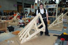 Der beste Zimmerer Europas 2012 kommt aus Baden-Württemberg: Andreas Fichter (19) aus St. Georgen mit seinem "Europameister-Stück". Bild: "obs/ZDB Zentralverband Dt. Baugewerbe"