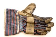 Gesamtbild Beweismittel Arbeitshandschuh mit Initialen "M.T" Bild: Polizei
