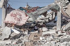 Gazastreifen, Rafah, Khan Younis: Eine Familie hat sich in den Ruinen eines Hauses niedergelassen. Bild: "obs/SOS-Kinderdörfer weltweit/Hermann-Gmeiner-Fonds/Bjorn-Owe Holmberg"