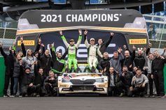 Andreas Mikkelsen (NOR) feierte zusammen mit seinem neuen Beifahrer Phil Hall (GBR) und dem Team Toksport den Titel in der WRC2-Fahrerweltmeisterschaft*. Bild: Skoda Auto Deutschland GmbH Fotograf: Skoda Auto Deutschland GmbH