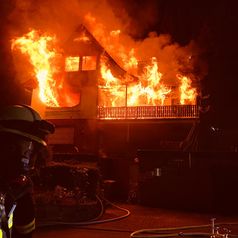 Kurz nach dem Eintreffen der Feuerwehr standen bereits das Obergeschoss und der Dachstuhl in Vollbrand.  Bild: Feuerwehr Kirchhundem