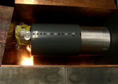 Der genauen Halbwertszeit von Eisen-60 auf der Spur: Der Probenbehälter im Detektor. Bild: Technische Universität München