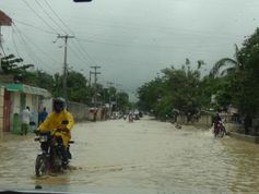 Hurrikan Sandy überflutete viele Straßen und zerstörte Brücken. Bild: "obs/nph deutschland e.V."