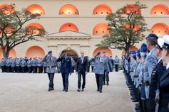 Von links nach rechts: Generalstabsarzt Dr. Johannes Backus, Generalleutnant Gerald Funke, Minister Clemens Hoch und Generaloberstabsarzt Dr. Ralf Hoffmann.  (2025) Bild: Bundeswehr/Patrick Grüterich Fotograf: Patrick Grüterich
