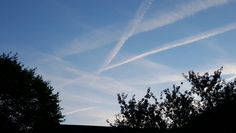 Chemtrails (persistente Kondensstreifen) am Himmel über Rostock bei Hamburg im Mai 2015