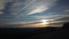 Frisch versprühte persistente Kondensstreifen und ein trüber milchiger Himmel über Eisenach am 12. Januar 2014