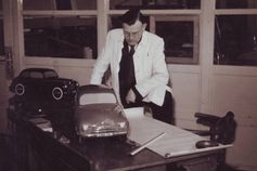 Josef Velebný, Leiter der Abteilung Karosseriekonstruktion, mit dem Sedan und dem Vorgänger Tudor (links). Bild: SMB Fotograf: Skoda Auto Deutschland GmbH