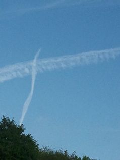 Chemtrails über Bad-Nauheim (Hessen) im April 2014