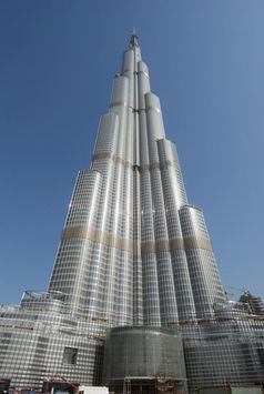 Geschmückt ist die Fassade des Wolkenkratzers Burj Tower mit Edelstahl, der in Deutschland hergestellt worden ist. Foto: Emaar