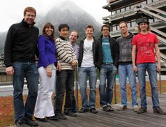 Das Team um Francesca Ferlaino am Institut für Experimentalphysik der Uni Innsbruck
Quelle: Uni Innsbruck (idw)