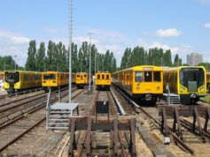 Verschiedene Fahrzeugtypen der U-Bahn Berlin auf einen Blick: von links HK, GI und AII (Kleinprofil), BII, DL und H (Großprofil)