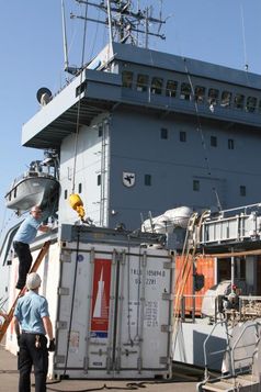 Die Kühlkontainer werden auf den Tender geladen alle Bilder (c) PIZ Marine, Fotograf: Ann-Kathrin Fischer 