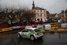 Auch im Regen behalten Kreim/Christian bei der ADAC Saarland-Pfalz-Rallye die Nerven und gewinnen im FABIA R5 die fünf Zusatzpunkte für den Sieg in der Powerstage. Bild: "obs/Skoda Auto Deutschland GmbH"