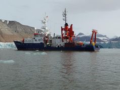 Mit dem Forschungsschiff POSEIDON des GEOMAR (hier während einer Expediton in der Arktis 2011) ist MoLab auf dem Weg zu seinem ersten wissenschaftlichen Einsatz.
Quelle: Foto: O. Pfannkuche, GEOMAR (idw)