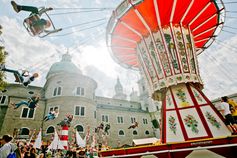 Das große Kettenkarussell am Residenzplatz ist das Herzstück des Salzburger Rupertikirtags.