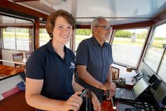 Carina Heckert (Fährkapitänin)  trifft Wolfgang Stumph auf der Elbe.  Bild: MDR/DOKfilm Fotograf: JAN URBANSKI