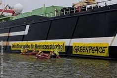 Greenpeace-Aktivisten protestieren mit einem Banner am Trawler "Jan Maria" gegen Subventionen für Überfischung Bild: © Marcus Meyer / Greenpeace